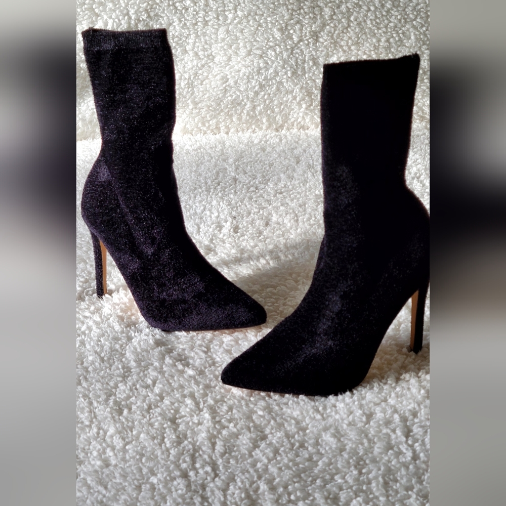 Fashion Nova Los Angeles EXTRA FUR LIFE BOOTIES Color Black Size 6.5